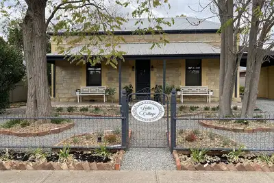 Image de 100 year old Renovated Stone Cottage
