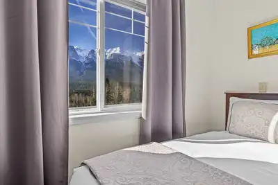 Image de B212-HotTub/KingBed/Ac/Free Parking/View/2br/Sleep8