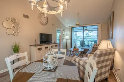 Image de Cozy Bonita Bay Condo - Private Beach Club & Pool