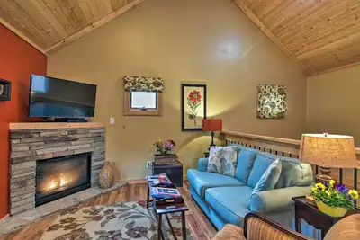Image de Chantarelle Cabin w/Hot Tub, Fireplace - Near Asheville!