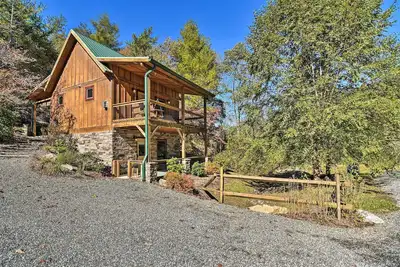 Image de Cozy Cabin w/ Hot Tub & Fireplace – 15 Mi to Asheville