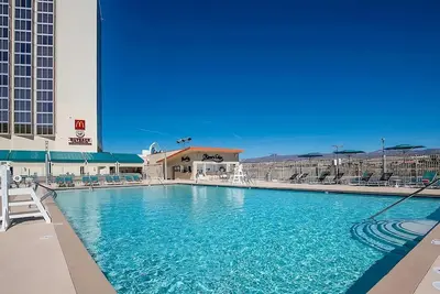 Image de Adventure Awaits! 4 Spacious Units, Casino, Pool, Game Room, Nearby Riverwalk!