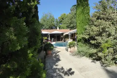 Image de Maison avec piscine privée et jardin clôturé
