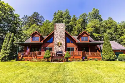 Image de Beautiful Log Home in the Smoky Mountains close to Everything!