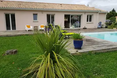 Image de Maison avec piscine et jardin près du lac, des plages et de la piste cyclable