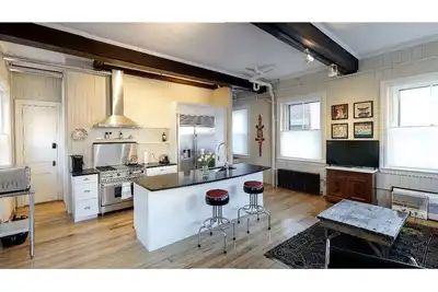 Image de Vibrant 2 Level Apartment