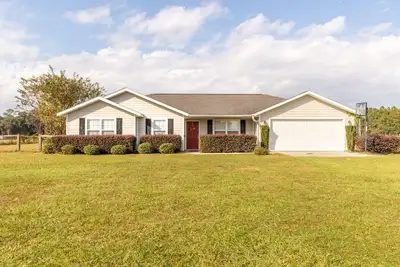 Image de 6+ Sleeper Farm Escape with Huge Yard and Rv Hookup is Out Standing in its Field