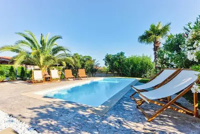 Image de Charmante villa de 3 chambres avec piscine entourée de verdure