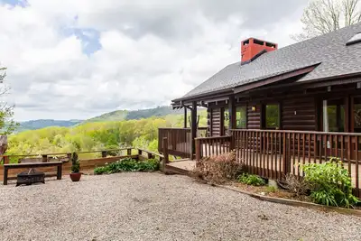 Image de Well-appointed cabin with expansive mountain views, nature and tranquility.
