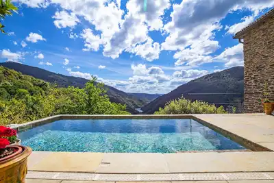 Image de Les Hauts de Malarce : ancien mas ardéchois avec vue exceptionnelle et piscine.