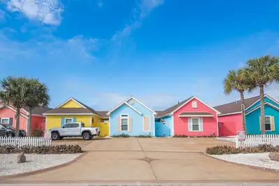 Image de Blue Barracuda: Sparkling Pool, Peaceful Patio, King Bed, & 5 mins to Beach! 🏝️