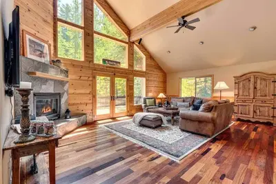 Image de Beautiful Home with Hot Tub, Access to Tahoe Donner Amenities & Dogs Ok
