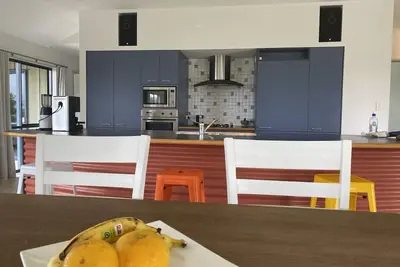 Image de Newly furnished beach house - 2 min to the beach