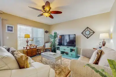Image de Spacious condo in w/ free WiFi, pool access, central Ac, and washer/dryer