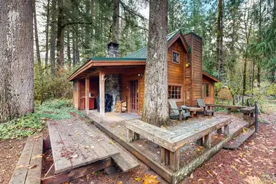 Image de Cozy riverfront cabin with wood-burning fireplace, lovely deck, and washer/dryer