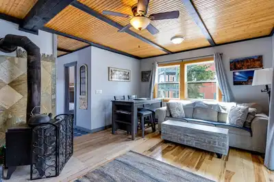 Image de Mountain-view condo in central location with wood stove