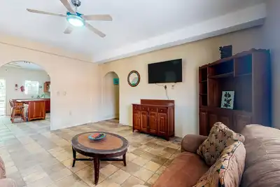Spacious Island Getaway Near the Beach W/ Free WiFi, Ocean Views & Full Kitchen