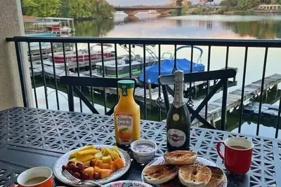 Image de Main Level Luxury, Lakefront, Walk-in Condo with a boat slip on Lake Hamilton.