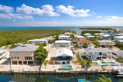 Image de Great Family Vacation Home~Canal-Private Pool~ Dock, Bait Freezer & Ice Mach~