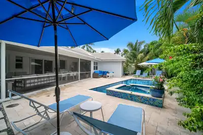 Image de 5 Beds Luxury Sun-shelf-Heated Poo-Spa Privacy Gourmet Kitchen Updated space-Wow