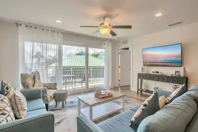 Image de Brand New Luxury Condo With Heated Pool - 1 Block From Gulf W/ Water Views! !