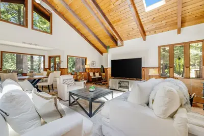 Image de Lovely dog-friendly house with private hot tub, firepit, deck