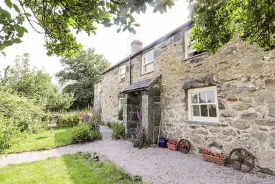 Pant Yr Iwrch, pet friendly, with open fire in Llanbedr Y Cennin