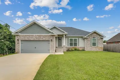 Image de Newer Home In Gulf Breeze with Relaxing, Comfortable Living Area and Large Covered Patio and Garage