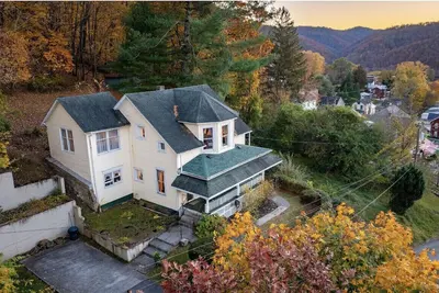 Image de The Top of the Town - Large comfortable dog friendly home. Fish, Hike, Float!
