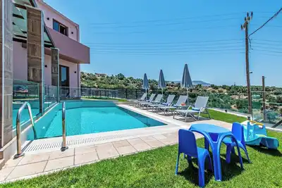 Image de Villa Anthi, with salted water pool, jacuzzi, Bbq!