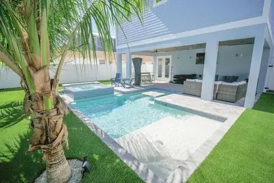 Image de Floridaze- 6 bedroom luxury home with private pool/spa and less than a 1-minute walk to the gorgeous beach