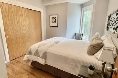 Image de Stunning Condo in Downtown Empire!