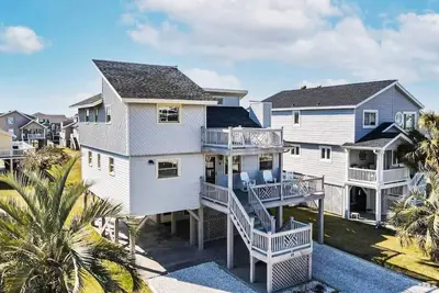 Image de Renovated 5 Br | King Beds | Easy Beach Access!