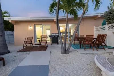 Image de 3 bedroom, 2 bath Canal front home