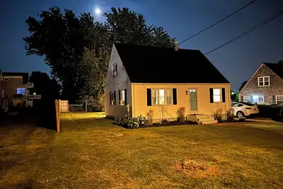Charming private home. Walk to beach, restaurants, entrance to the Cliff Walk!