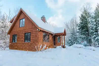 Image de Hilltop Cabin in Quiet Stowe Neighborhood