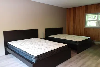 Firehouse lodge Walk out Deck room 5. On 8 Acres, 10 min Walk To The Lake