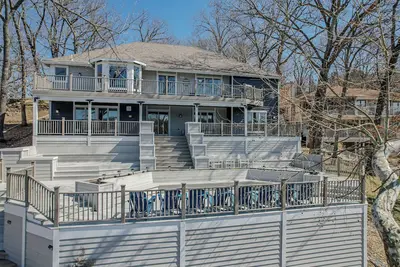 Image de Beautiful 6 Bed / 6 Bath newly renovated. Perfect multi-family lakefront home!