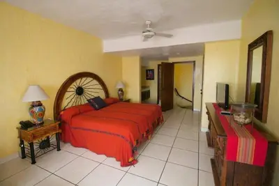 Image de Beach-front Los Tules 2br Condo with Outdoor Swimming Pool