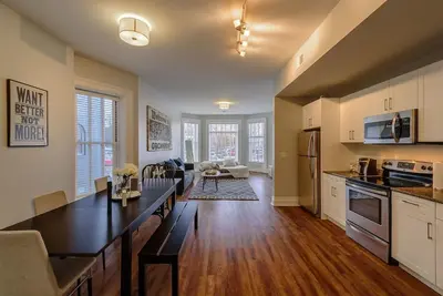 Image de Bright and Spacious Midtown Getaway with King Bed
