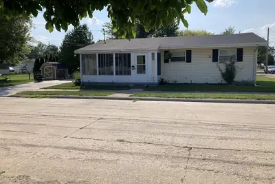 Image de Entire house two blocks from Lake Erie beach & one block from park/playground