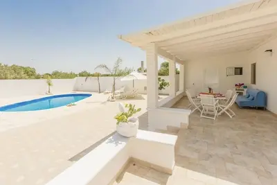 Swan villa with private pool, absolute privacy