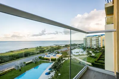 Image de Ultramodern Beach condo with an accent red energy