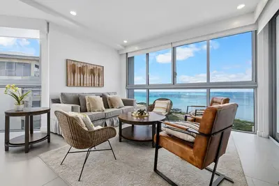 Modern Oceanfront Getaway Apt. Azure – 716