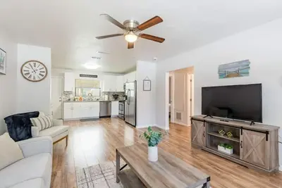 Image de Renovated 3/2 Minutes to Downtown and Beaches
