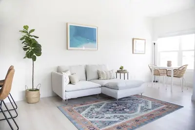 Dazzling Apartment Minutes Walk from the Beach and Local Shops