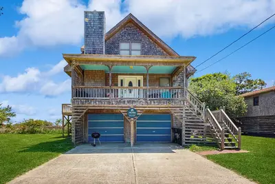 Image de Classic home with sound & marsh views, hot tub, decks - near beaches/lighthouse