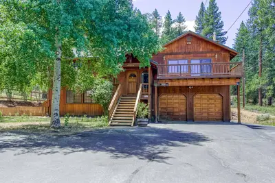 Image de Two-Story Home w/Two Decks & Fireplaces, Private Hot Tub & Mountain Views