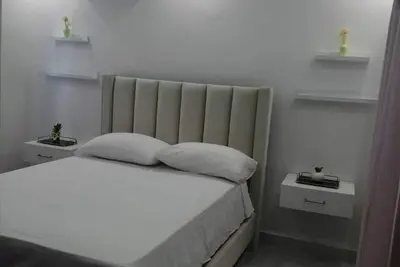 Image de A large room with a king bed