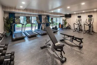 Image de Modern Queen Comfort! 2 Units w/ Fitness Center + Free Parking!